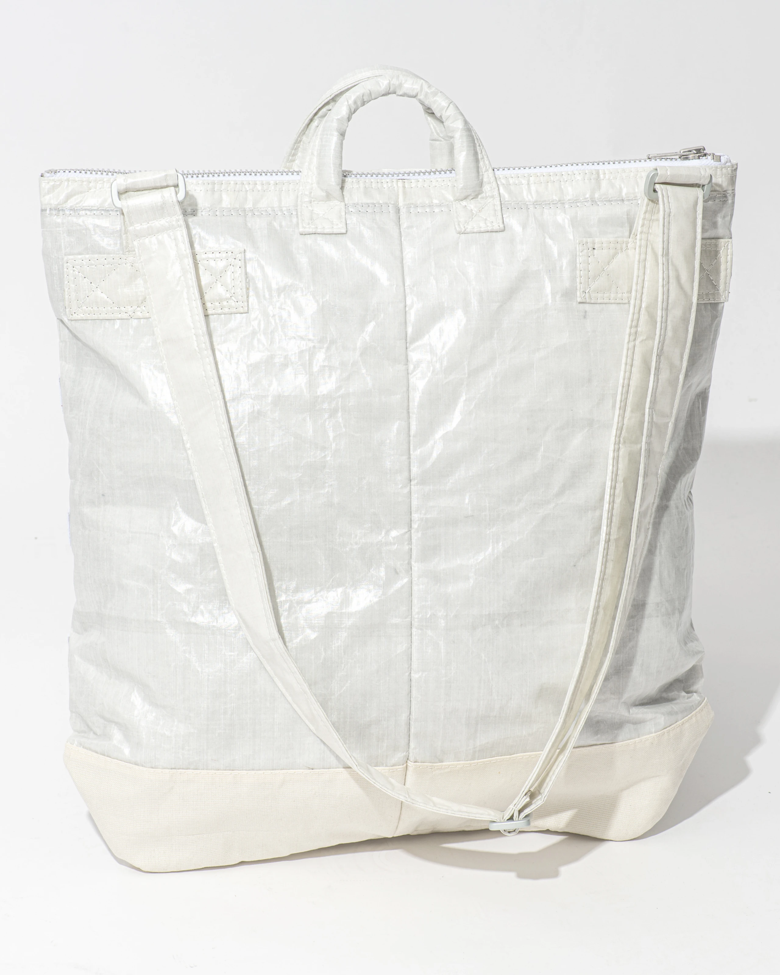 Aerospace helmet bag made of Dyneema fabric and Japanese nylon twill with aluminium trims, back view. 